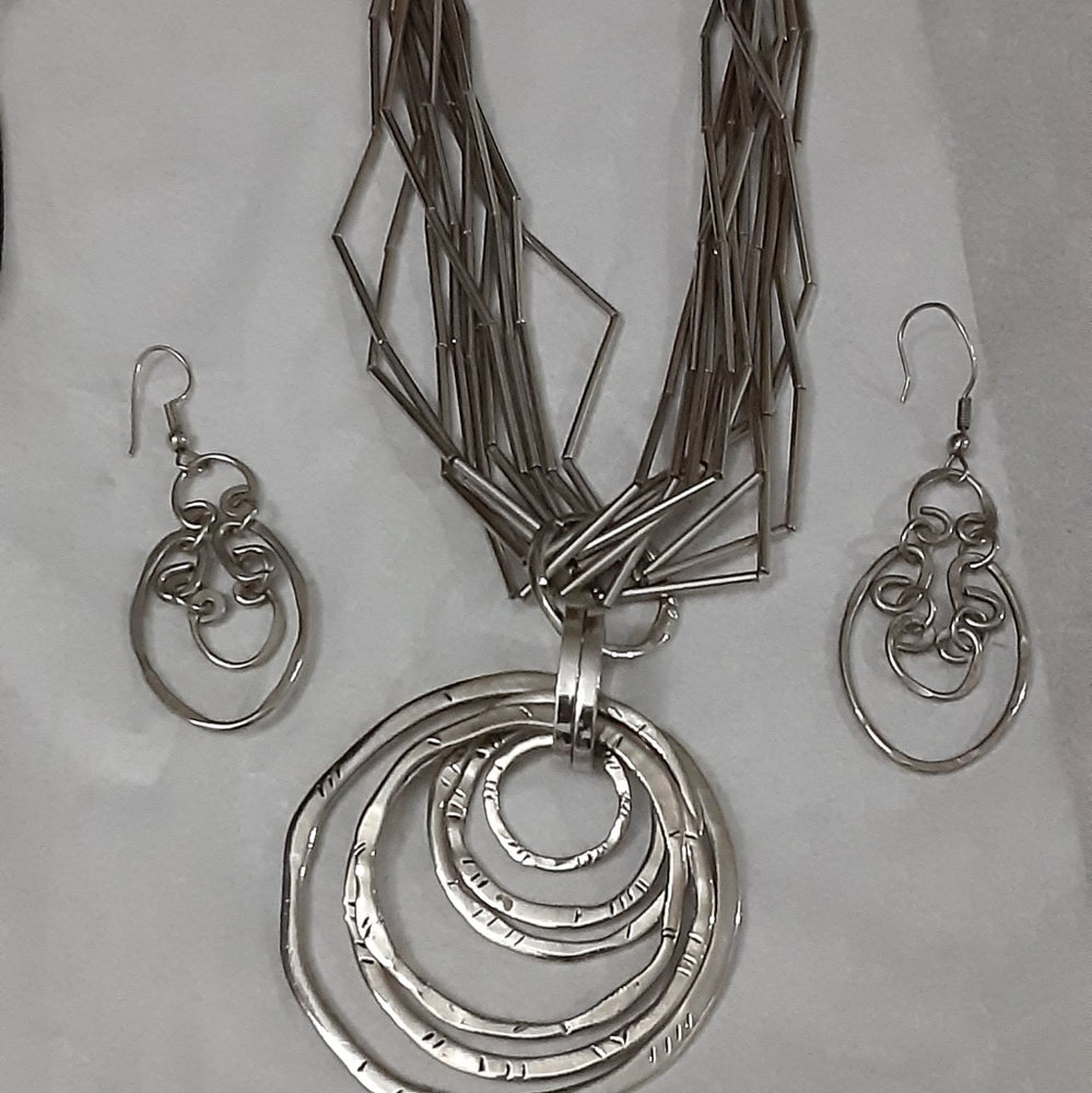 Silver strand necklace